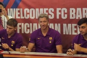 韩媒：莱万、佩德里、费尔明出席签名会，超1000名球迷到场