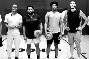 向前辈取经！隆多、亨德森、朗佐-鲍尔三人一同在球馆内训练