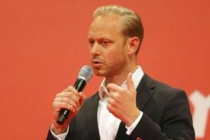 记者：斯图加特市场总监卡斯帕想加盟拜仁，尚不清楚是否要转会费