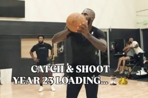 转型投手🏀训练师晒詹姆斯三分接球就投训练 出手流畅连续命中