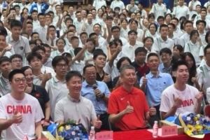 开学惊喜！郭士强胡明轩朱俊龙现身华南师范大学附中和师生交流