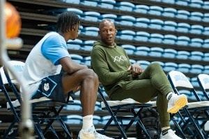 乔丹代言人到访乔丹母校！雷阿伦现身北卡男篮训练馆