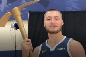 蓄起小胡子&手拿铁镐 布劳恩：我们是矿工 要去挖金子