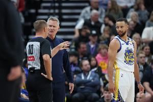 科尔：新规则会帮助到库里 之前大家都拼命打他的手臂