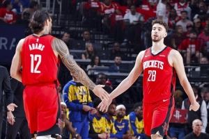 双塔的威力！今日申京和亚当斯同场时火箭73-47鹈鹕 净胜26分