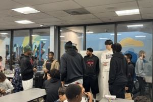 开拓者在当地自我提升中心与孩子们做活动 杨瀚森和利拉德现身