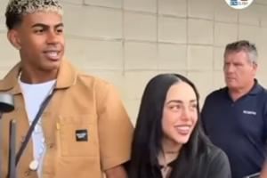 如胶似漆！亚马尔出席活动与女友大秀恩爱，两人面对镜头十指紧扣