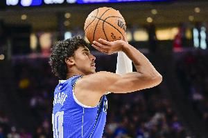 三分命中率56.5%！基德：克里斯蒂打得很棒三分很准 防守有竞争力图片