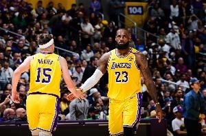 詹姆斯+布朗尼!里夫斯为一对父子都传过空接助攻 NBA历史首人